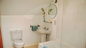 A bathroom with a toilet, sink, and bathtub. - 2 bedroom accommodation in Melmerby (Melmerby)