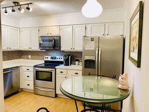 Geladeira, micro-ondas, fogão, cooktop