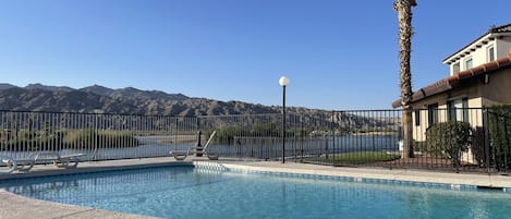 Piscine intérieure, piscine extérieure