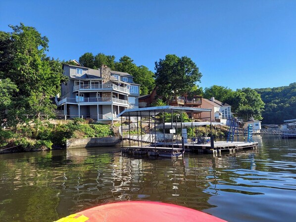 Exterior - WOW VIEWS! Master on 1st floor. Private bedrooms w/ full baths & lake views (Camdenton)