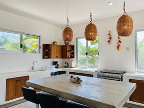 Réfrigérateur, four, plaque de cuisson, cafetière/bouilloire