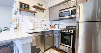 Cozy Studio condo with pool, nightlife and restaurants!