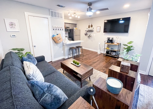 Cozy Studio condo with pool, nightlife and restaurants!