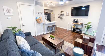 Cozy Studio condo with pool, nightlife and restaurants!