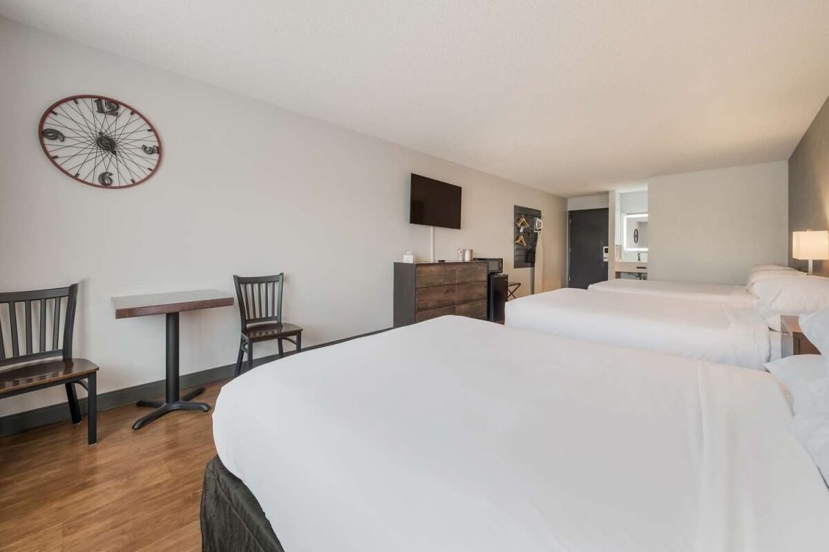 Budget-friendly Accommodation! Indoor Pool, Pets Allowed, Free Breakfast