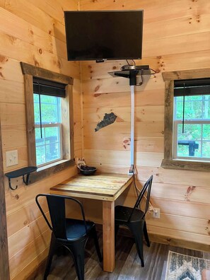 Dining - Perfect Couples Getaway in the Heart of RRG! (Campton)