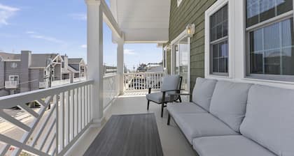 Brand New Construction on Beach Block w/ Parking