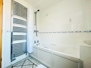 Bathroom - 3 bedroom accommodation in near Bowness on Windermere (near Bowness on Windermere)