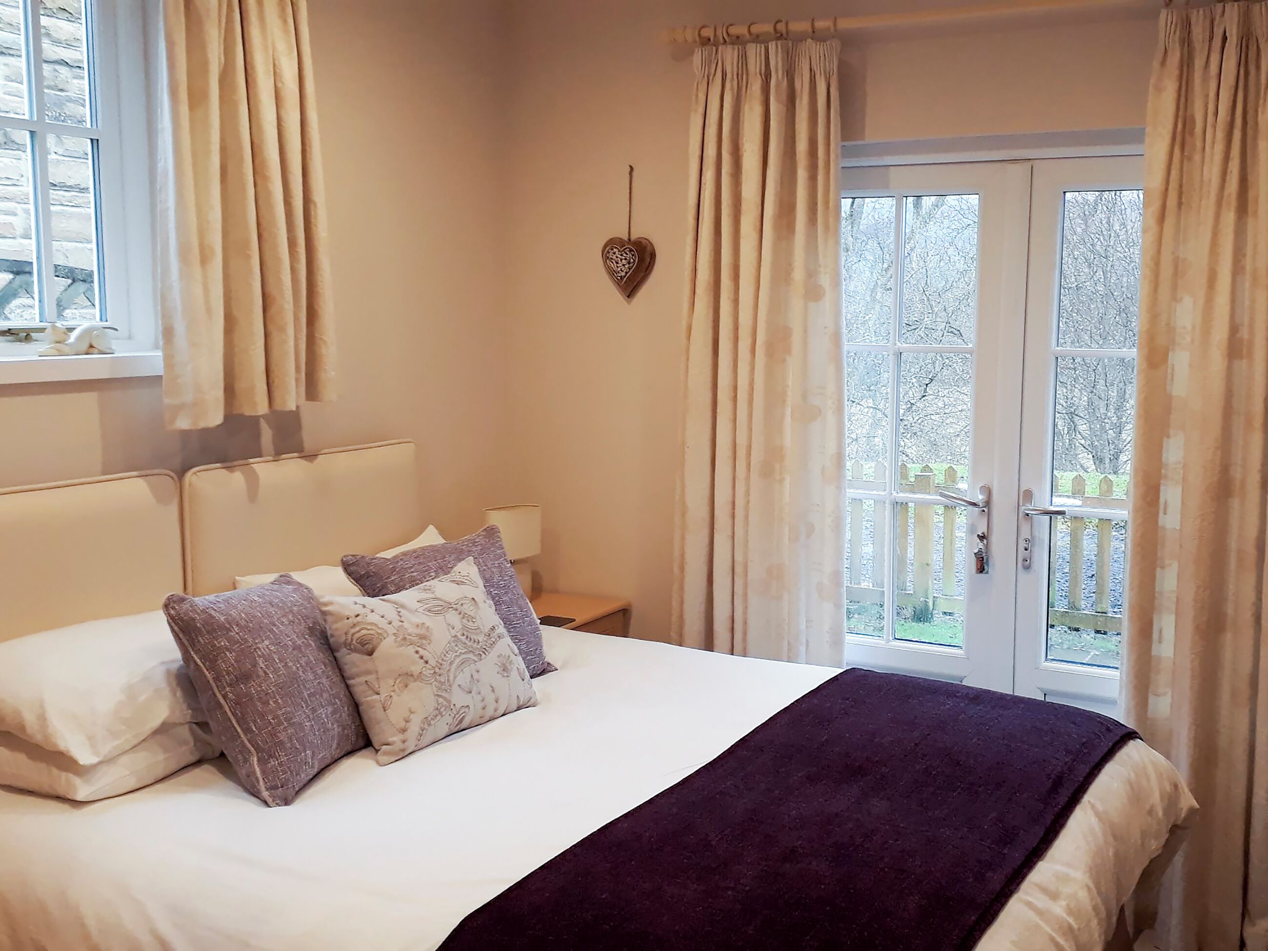 1 bedroom, bed sheets