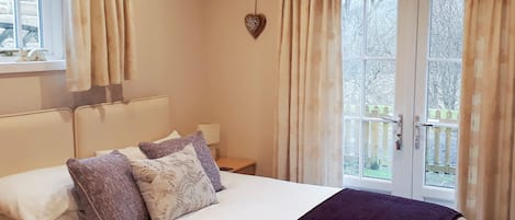 1 bedroom, bed sheets