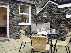Outdoor dining - 2 bedroom accommodation in Windermere (Windermere)