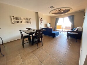 Een smart-tv, een dvd-speler en een printer