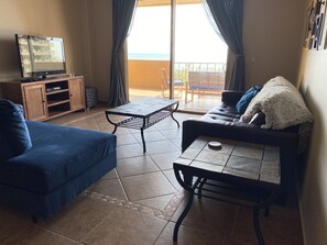 Een smart-tv, een dvd-speler en een printer