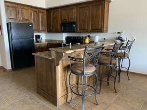 Een koelkast, een magnetron, een oven, een kookplaat