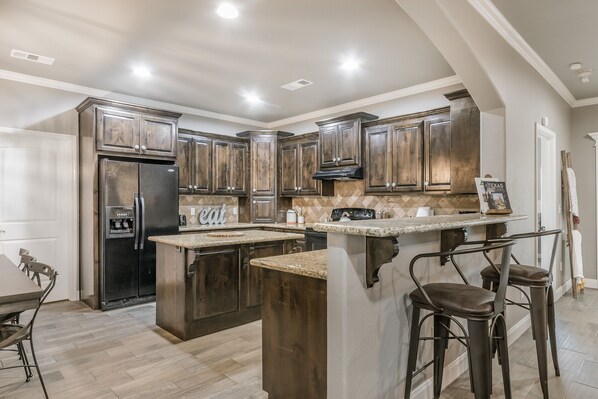 Kjøleskap, mikrobølgeovn, ovn og kokeplater