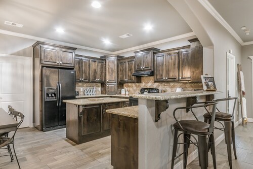 Cheerful 3-Bedroom Home w King Bed, Fireplace, W/D, 10 min from Palo Duro Canyon