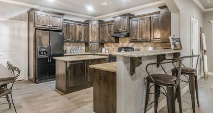 Cheerful 3-Bedroom Home w King Bed, Fireplace, W/D, 10 min from Palo Duro Canyon