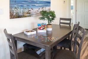 Dining - Cuuuute Beachside Bungalow! KING beds, HOT TUB, Starlink, Steps to Beach! (Bolivar Peninsula)