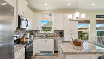 KĂŒhlschrank, Mikrowelle, Ofen, Herdplatte