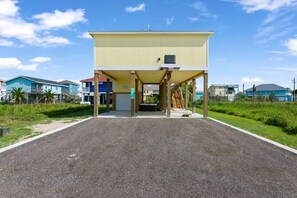 Property grounds - Cuuuute Beachside Bungalow! KING beds, HOT TUB, Starlink, Steps to Beach! (Bolivar Peninsula)