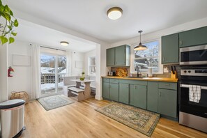 Køleskab, mikrobølgeovn, ovn, kogeplade