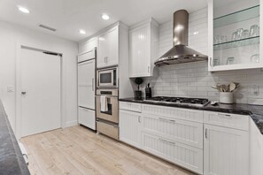 Fridge, microwave, oven, stovetop - The California - Indulge in San Diego luxury (San Diego)