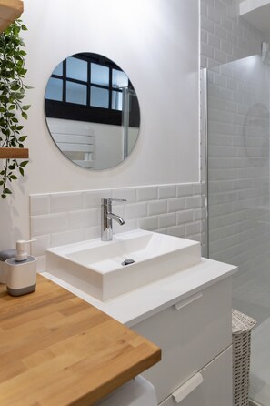 Douche, sèche-cheveux, serviettes fournies, savon