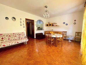 Villa, 2 Bedrooms, Patio, Garden View | Dining room