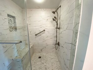 Duschwanne, Haartrockner, Handtücher, Seife