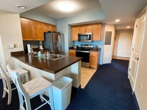 Frigorifero, microonde, forno, piano cottura