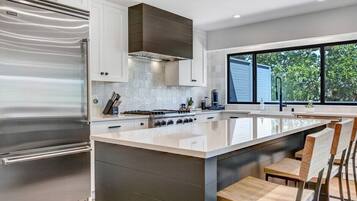 Een koelkast, een microgolfoven, een oven, een kookplaat