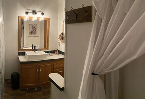 Shower, towels, toilet paper - The Arrowhead Tipi Resort - Spirit Warriors - Nomadic Tipis on Lake Tawakoni (Wills Point)