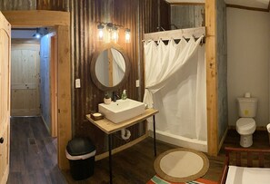 Shower, towels, toilet paper - The Arrowhead Tipi Resort - Spirit Warriors - Nomadic Tipis on Lake Tawakoni (Wills Point)