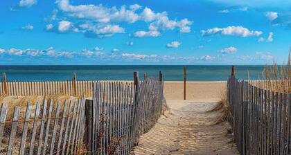 The Pink House: New 100 Steps to the Beach! Avail Aug 29 - Sept 9, min 4-nights