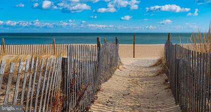 The Pink House: 100 Steps to the Beach!