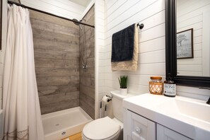 Shower, hair dryer, towels, soap - The Carson at Ridgeview. Asheville rental! Luxury Glamping! (Alexander)