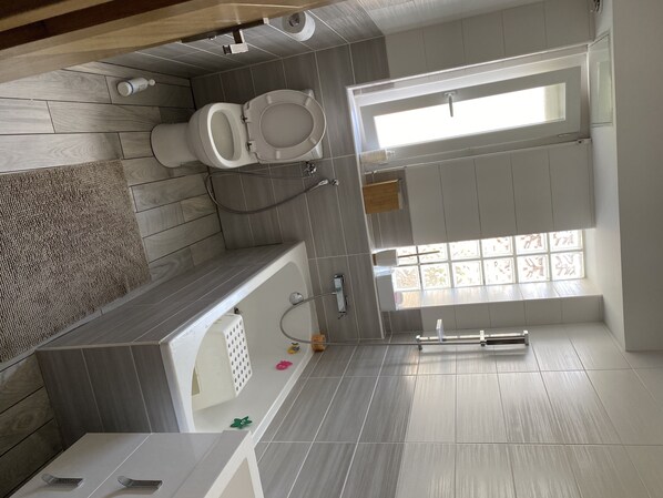 Bathtub, hair dryer, towels, soap - House with terrace (Venissieux)