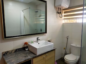 Presidential Suite | Bathroom | Shower, rainfall showerhead, towels - Flexible Business Suites (Abuja)