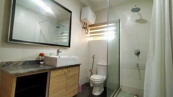 Deluxe kamer | Badkamer | Een douche, een regendouche, handdoeken