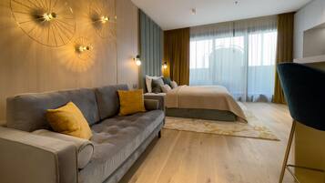 Deluxe Junior Suite | Premium bedding, minibar, in-room safe, blackout drapes