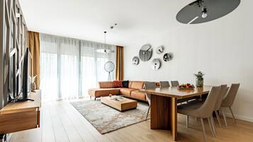 Two bedroom Apartment | Salle de séjour | Télévision LED de 50 pouces avec chaßnes par satellite, télévision