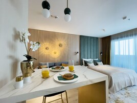 Deluxe Junior Suite | Premium bedding, minibar, in-room safe, blackout drapes