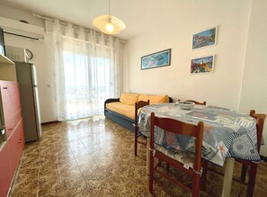 Apartment, 1 Schlafzimmer, Balkon, Meerblick | Wohnbereich | Fernseher