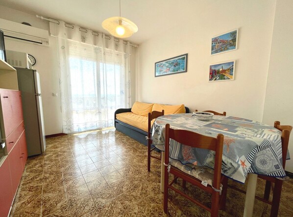 아파트, 침실 1개, 발코니, 바다 전망 | 거실 공간 | TV