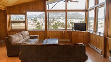 Casa familiar, chimenea, vista al lago | Área de sala de estar | Televisión de 40 pulgadas con canales por cable y reproductor de DVD