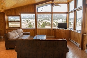 Maison Familiale, cheminée, vue lac | Coin séjour