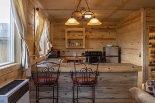 Cabaña, chimenea, vistas al lago | Cocina privada | Frigorífico, microondas y cafetera o tetera