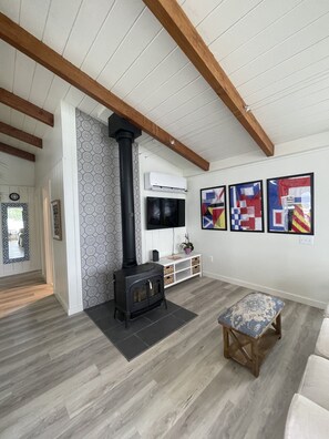 Smart-TV, Kamin, Tischfußball, Bücher