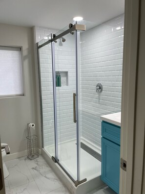 Combined shower/tub, hair dryer, towels, soap