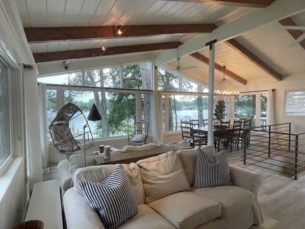 Smart-TV, Kamin, Tischfußball, Bücher